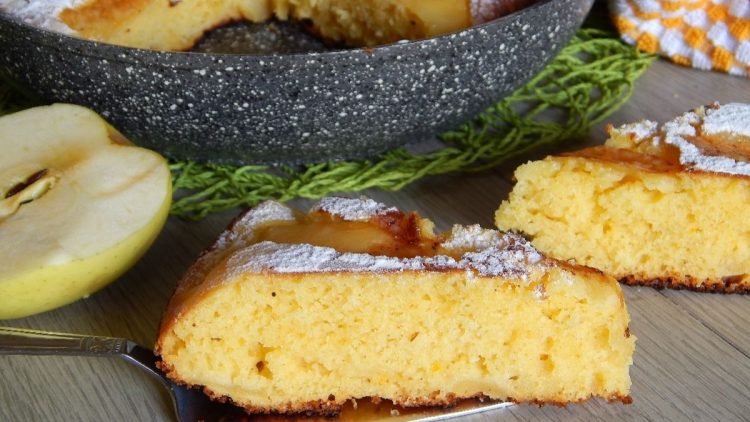 Gâteau aux pommes et yaourt à la poêle
