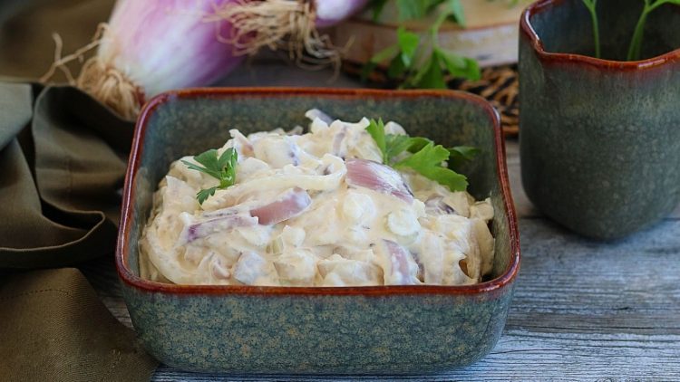 Oignons rouges à la sauce au thon