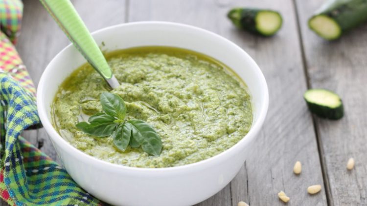 pesto de courgettes crues