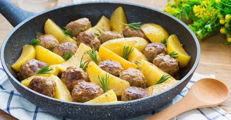 Boulettes de viande à la poêle avec pommes de terre