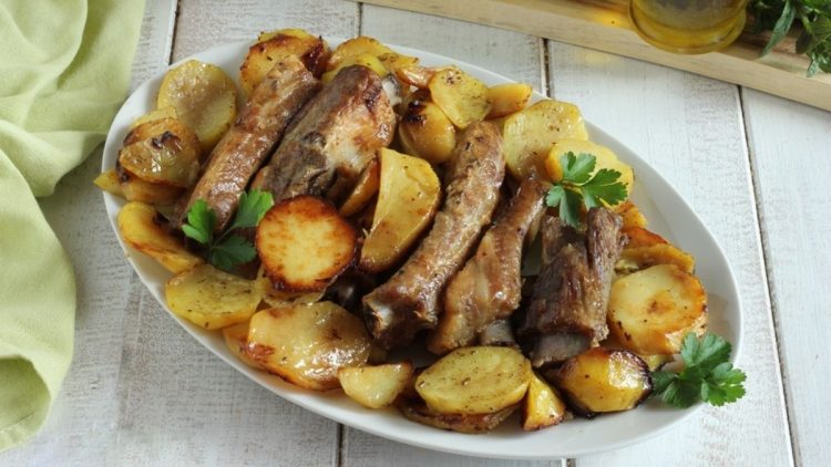 Côtes au four avec pommes de terre