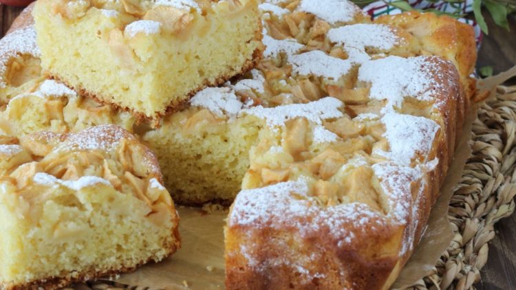 gâteau délicieux au yaourt grec et aux pommes