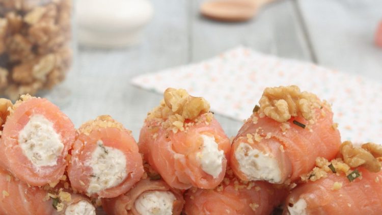 roulés de saumon fumé au fromage frais et aux noix