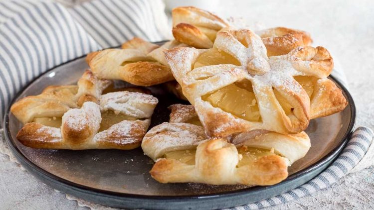 Feuilletés à l’ananas et aux noisettes