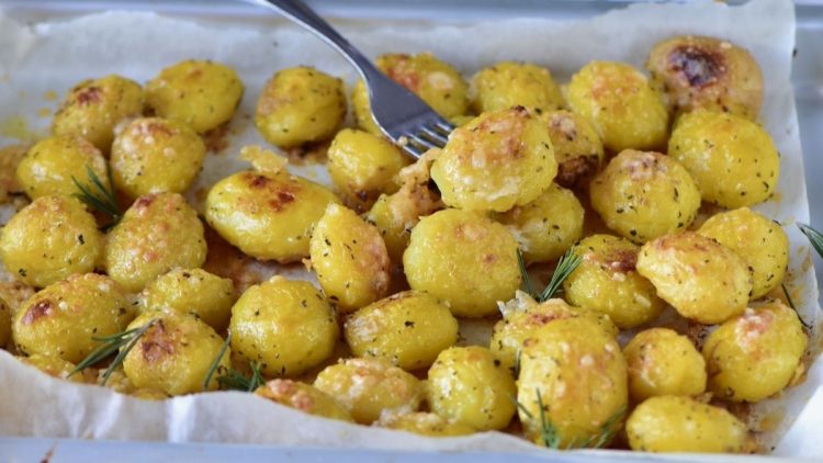 Pommes de terre primeur au four croustillantes