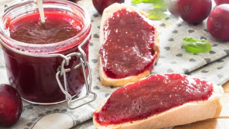 confiture de prunes rouges