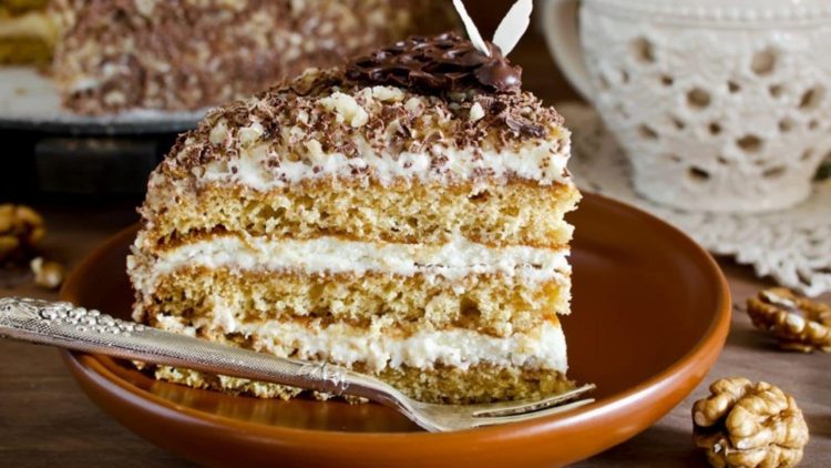 Gâteau aux noix crème fouettée et chocolat