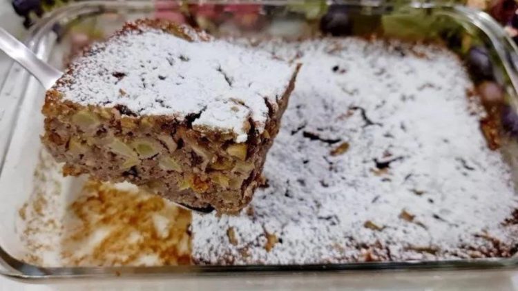 gâteau aux pommes, raisins secs et noix