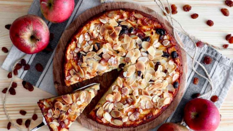 gâteau moelleux aux pommes et aux raisins secs facile