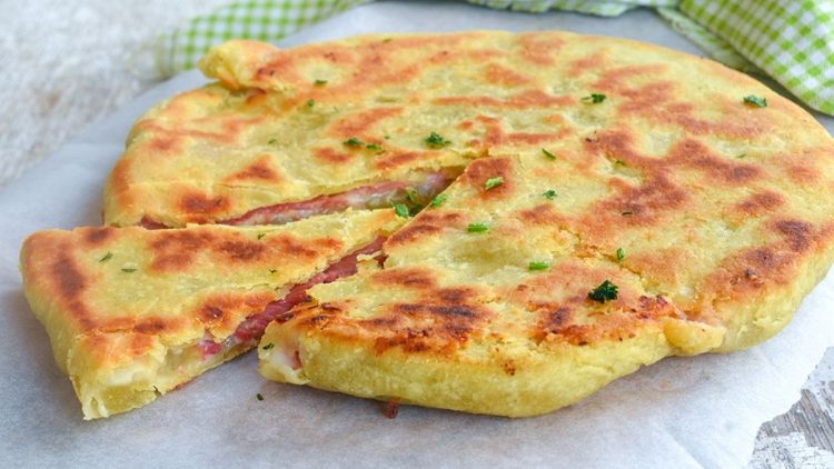 Gâteau salé à la poêle avec jambon et Scamorza