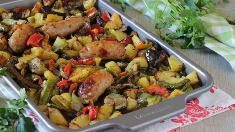 Saucisses cuites au four avec légumes