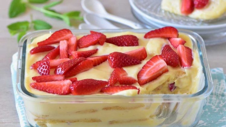Tiramisu aux fraises et à la crème pâtissière