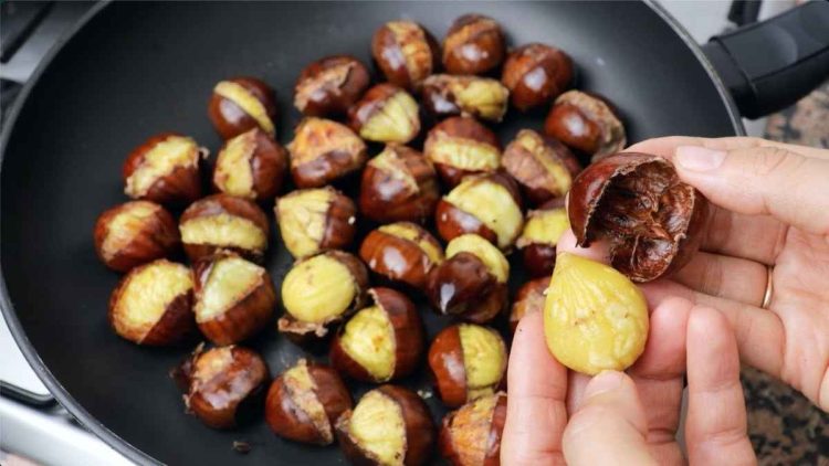 Châtaignes à la poêle : Cuisson rapide et épluchage facile en 3 secondes