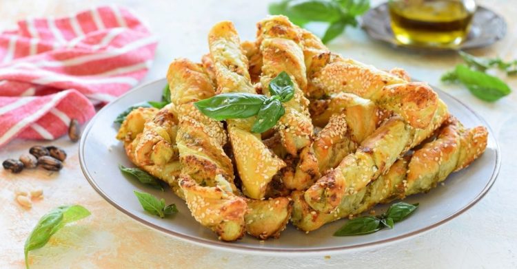 Flûtes feuilletées apéritives au pesto