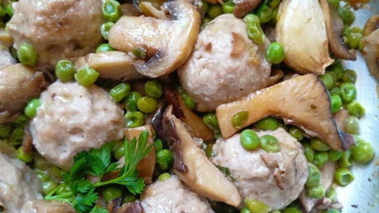 mijoté de boulettes aux petits pois et champignons