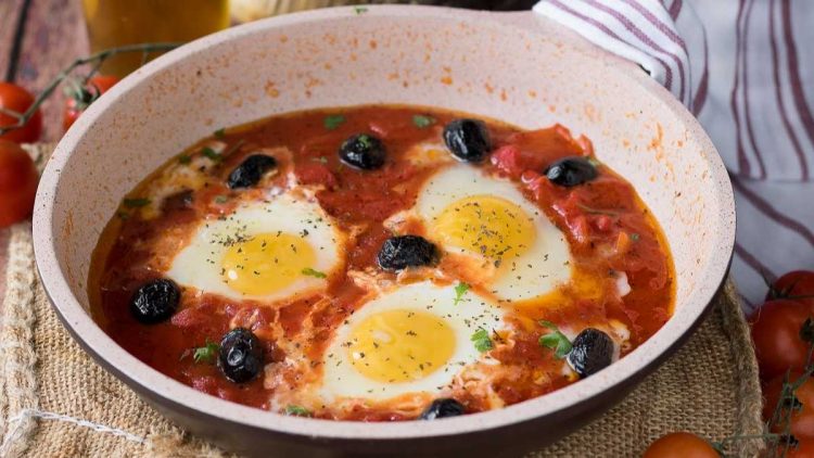 Œufs à la méditerranéenne à la poêle avec des tomates et olives
