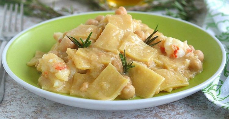 Pâtes à la crème de pois chiches et crevettes