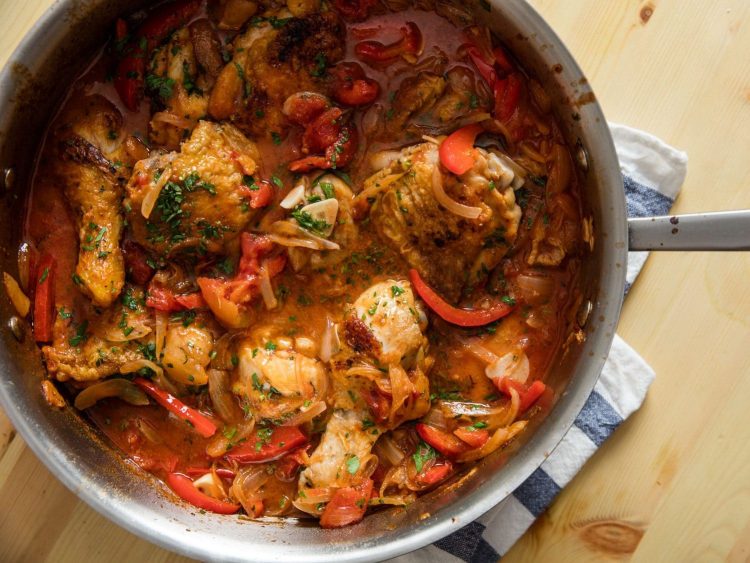 Poulet aux poivrons et pommes de terre fondantes en sauce tomate