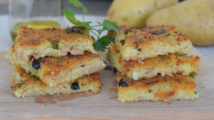 Schiacciata de pommes de terre avec thon et olives