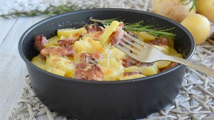 Gratin de pommes de terre et saucisse