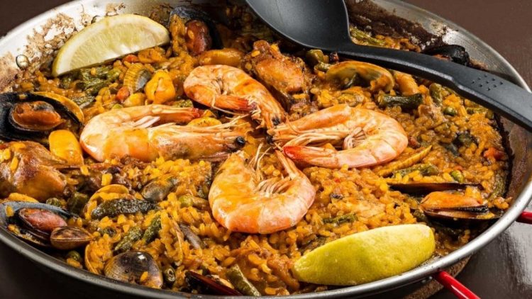 Paëlla aux fruits de mer et poulet