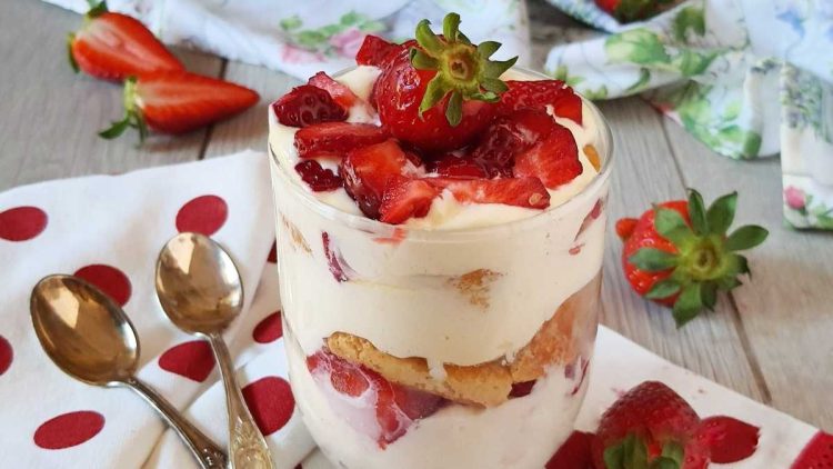 Verrines de fraises au mascarpone et biscuits
