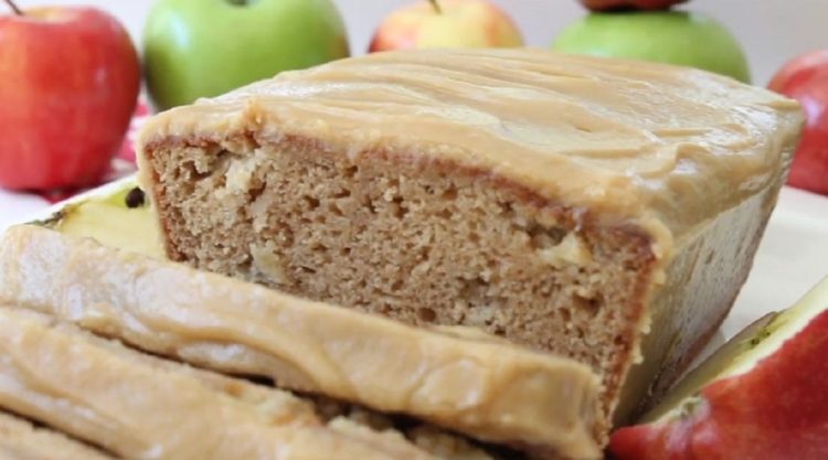Pain aux pommes avec glaçage au caramel gourmande