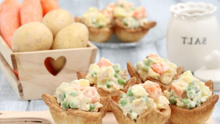 petits feuilletés à la salade russe et au thon