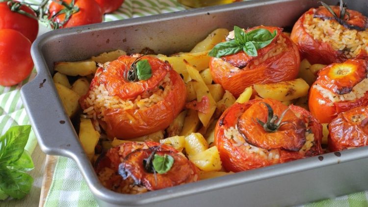 Tomates farcies au riz et pommes de terre