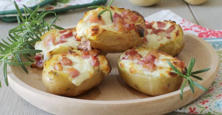 Pommes de terre au four farcies aux lardons