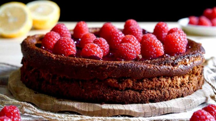 Fluffy cake au yaourt avec fruits rouges
