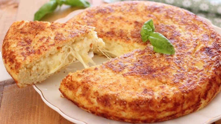 Gâteau de riz poêlé au fromage et poivre