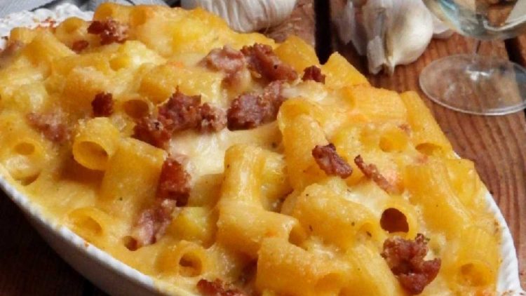 Pâtes et pommes de terre gratinées au four