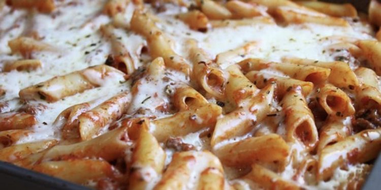 Gratin de pâtes à la sauce tomate et aux trois fromages
