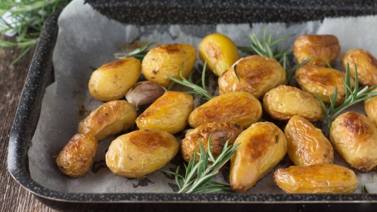 Petites pommes de terre nouvelles au four