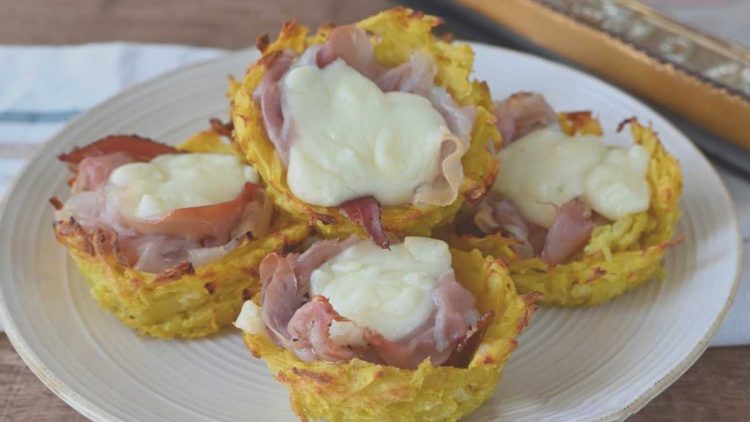 Nids de pommes de terre et speck