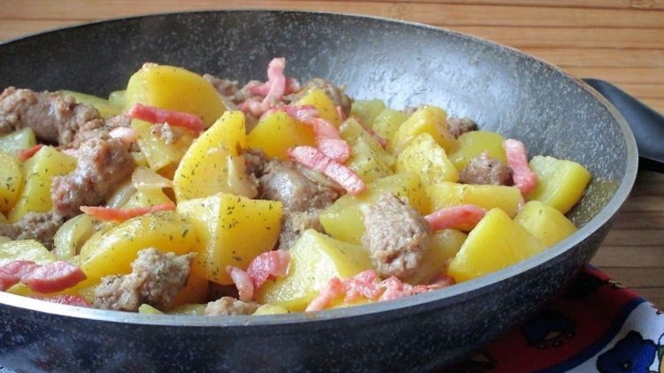 Poêlée aux pommes de terre saucisses et lardon croustillant