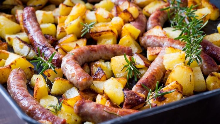 Saucisse et pommes de terre au four