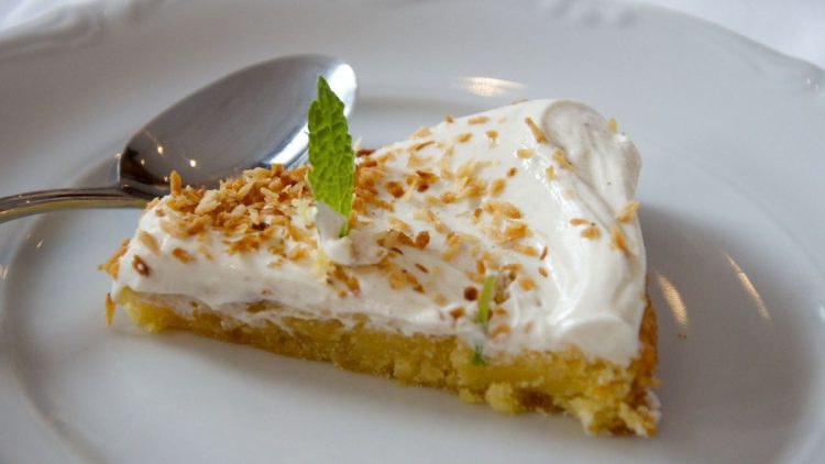 gâteau amandes et glaçage crémeux au fromage