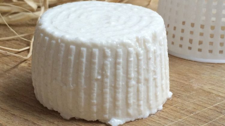 Ricotta maison avec jus de citron