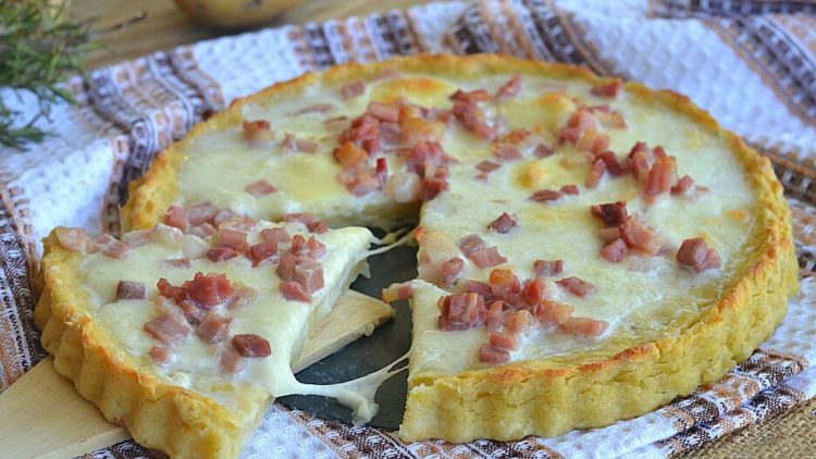 Tarte de pommes de terre au fromage et lard