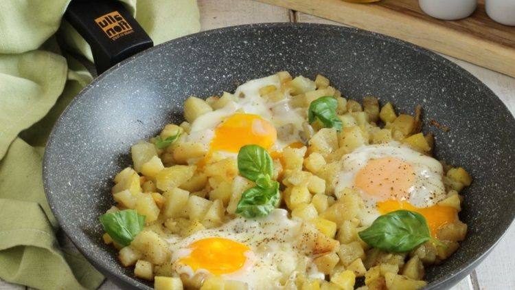 poêlée de pommes de terre aux œufs et romarin