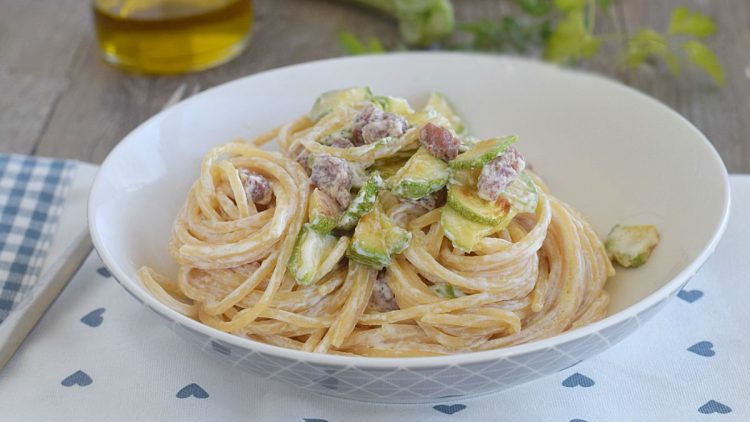 spaghetti aux saucisses et aux courgettes