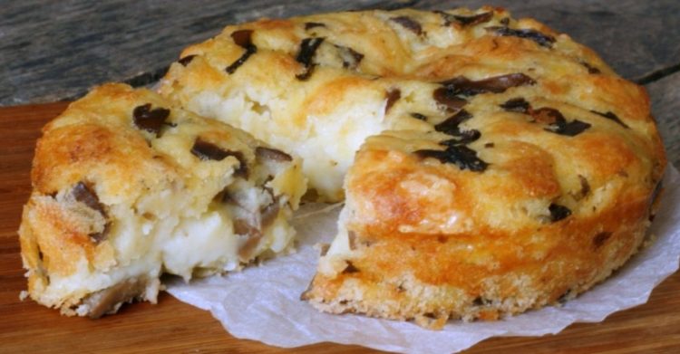 Gâteau de pommes de terre champignons et provolone