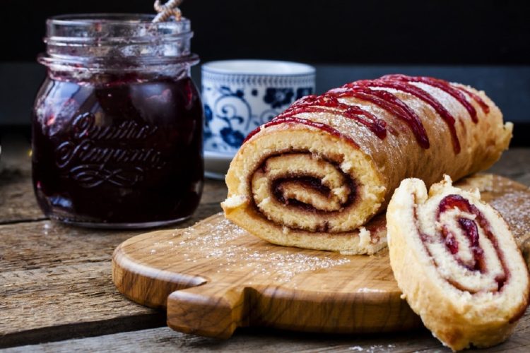 Gateau roulé a la confiture de fraise