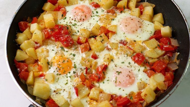 œufs au plat et légumes