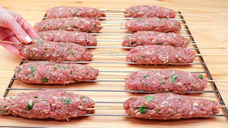 Brochettes de viande hachée et pommes de terre