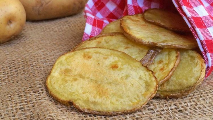 Chips de pommes de terre croustillantes au four