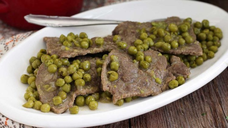 Escalopes de viande aux petits pois