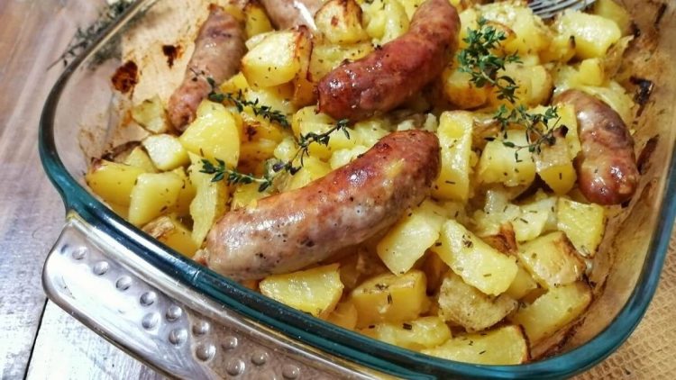 Pommes de terre et saucisses au four